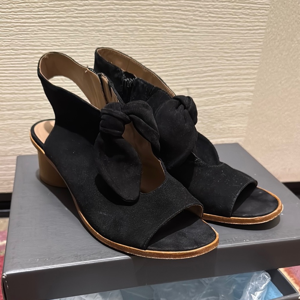 Bernardo Black Heels Sophisticated Style